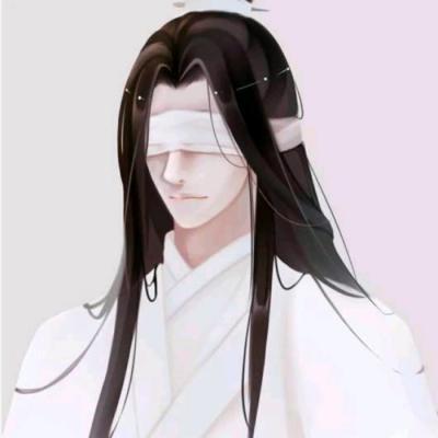 昆明冰雹砸穿屋顶 居民家中戴头盔